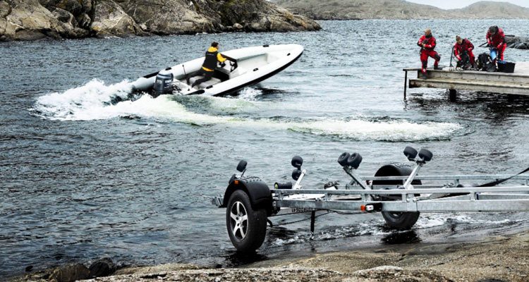 Atrelados para barcos e desportos aquáticos